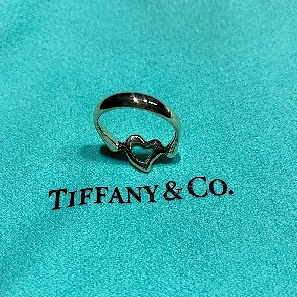 Tiffany & Co.Elsa peretti Open Heart Ring +pouch box Authentic size4.⭐️⭐️⭐️⭐️ - Picture 12 of 17